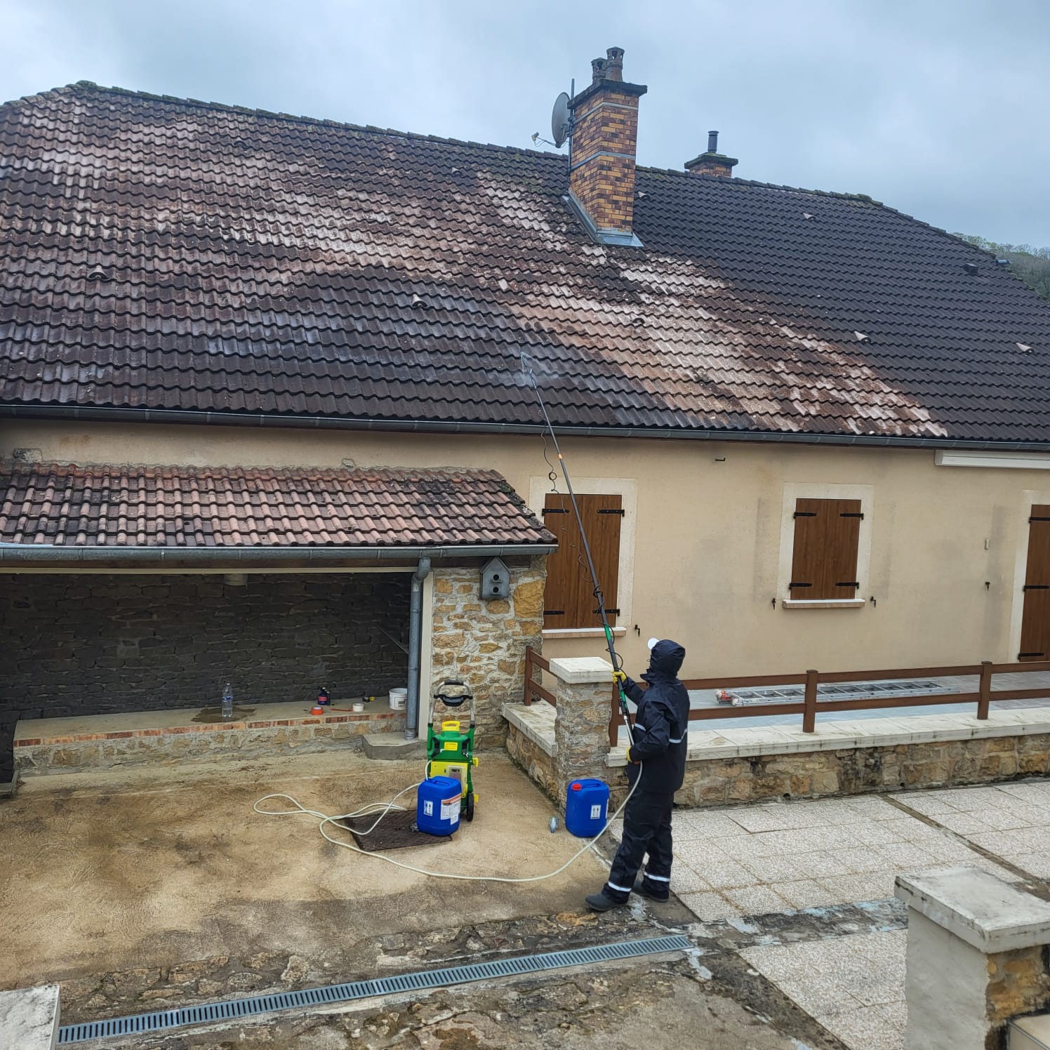 Couvreur à Dijon Elite Renov effectuant le nettoyage toiture