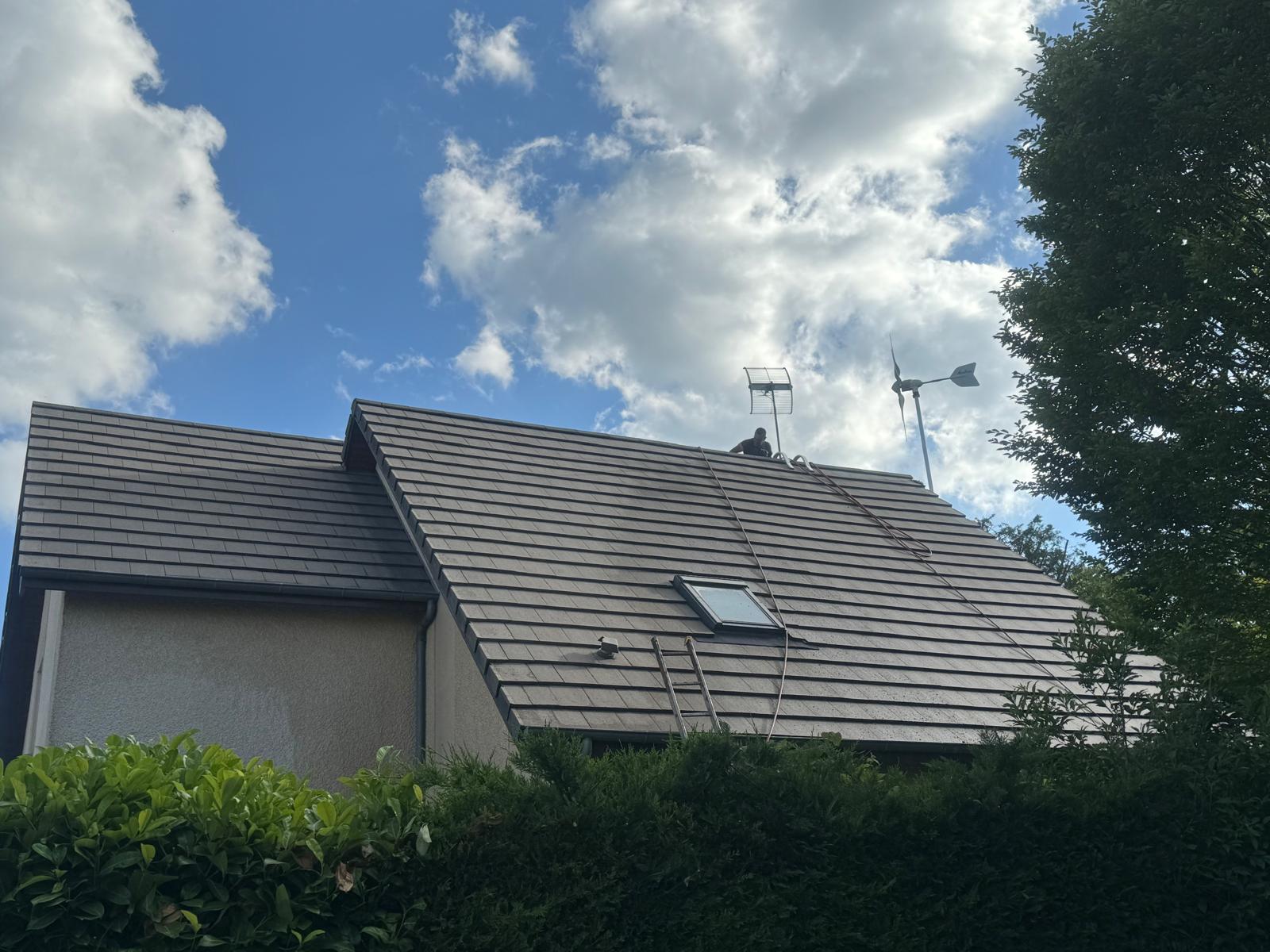 Couvreur à Dijon : Artisan Elite Renov appliquant l'hydrofuge