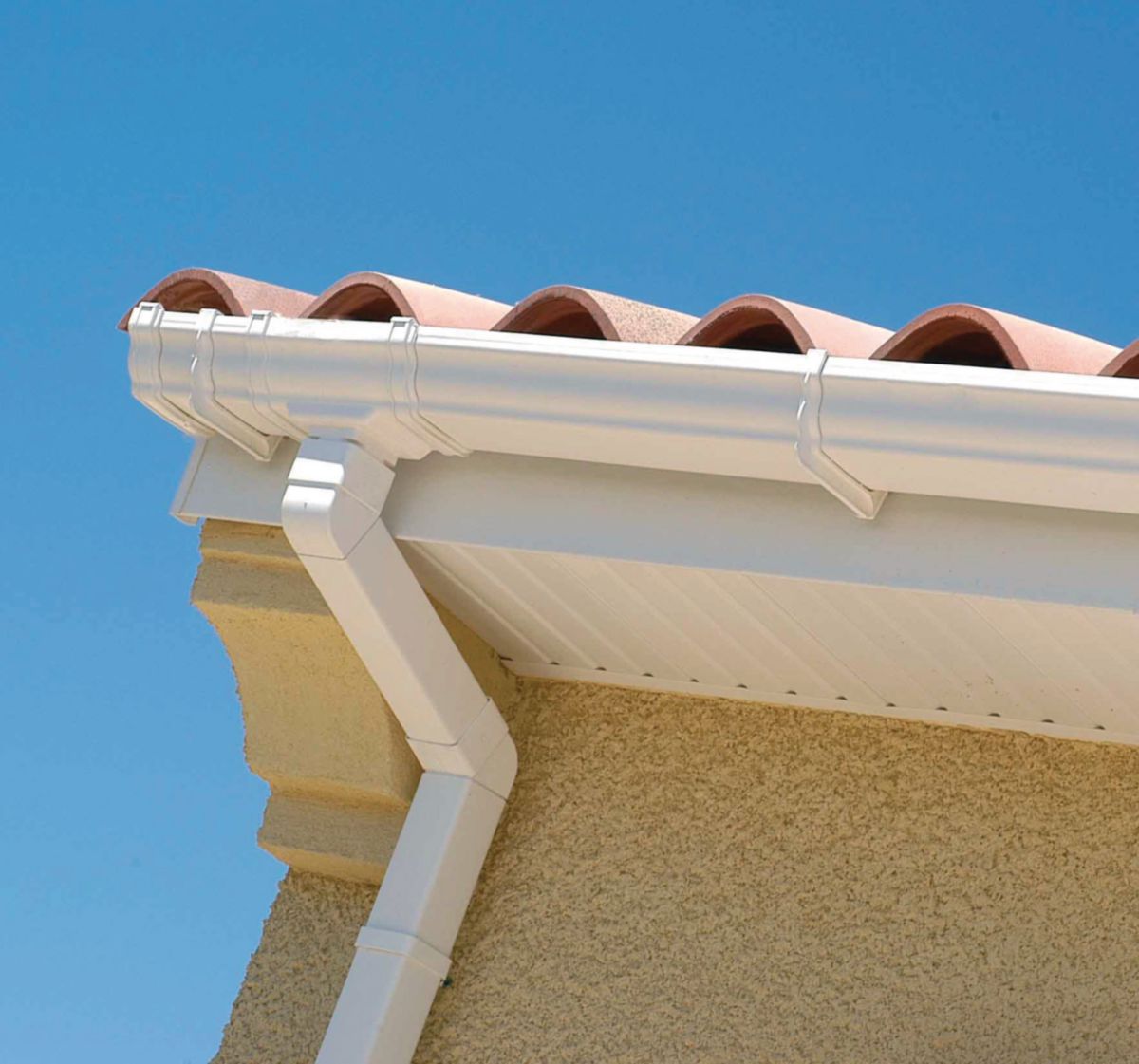 Artisan couvreur vérifiant la zinguerie et les gouttières